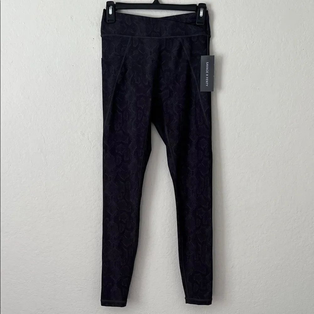 NWT Savage X Fenty Black Snake Skin Leggings in Size S